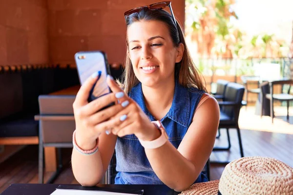 Jovem Bela Mulher Sentada Restaurante Desfrutando Férias Verão Usando Smartphone — Fotografia de Stock