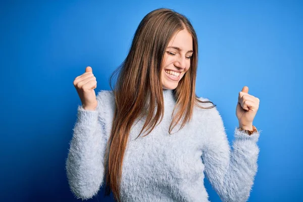 Ung Vacker Rödhårig Kvinna Bär Casual Tröja Över Isolerad Blå — Stockfoto