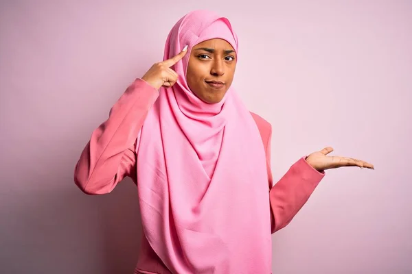 Jovem Afro Americana Africana Vestindo Hijab Muçulmano Sobre Fundo Rosa — Fotografia de Stock