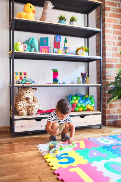 Schöner Kleinkind Junge Zeichnet Süße Zeichnung Mit Digitaler Tafel Kindergarten — Stockfoto