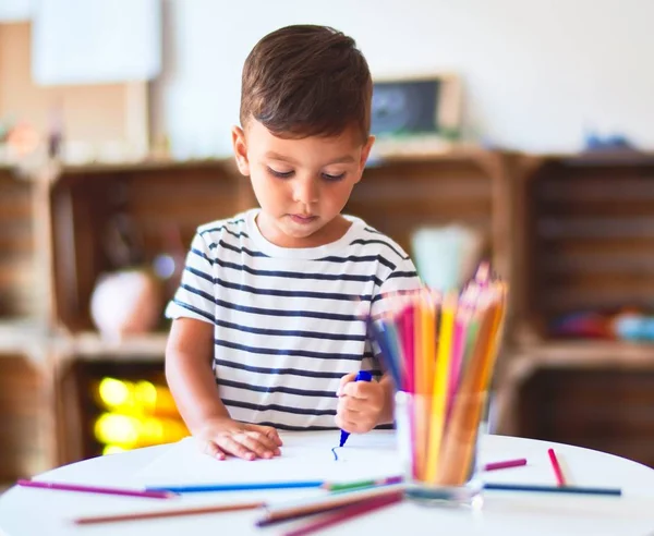 Mooie Peuter Jongen Tekening Schattig Trekken Met Behulp Van Gekleurde — Stockfoto