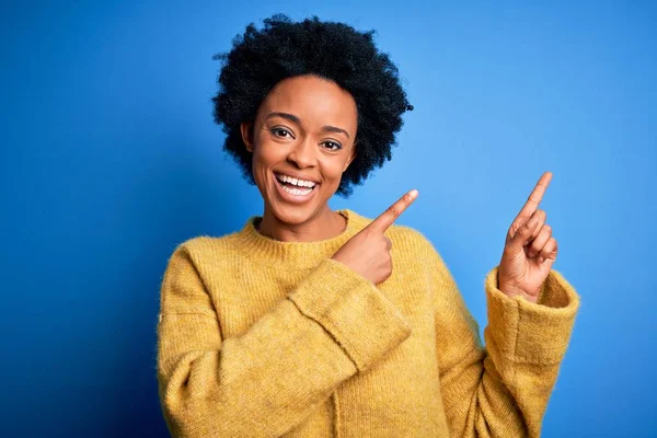 Ung Vacker Afroamerikansk Afro Kvinna Med Lockigt Hår Bär Gul — Stockfoto