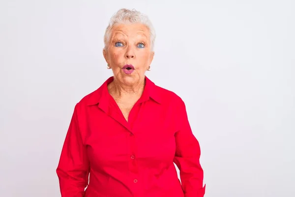 Senior Grauhaarige Frau Rotem Hemd Lässig Vor Isoliertem Weißen Hintergrund — Stockfoto