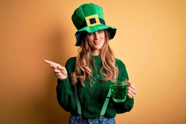 Hermosa Mujer Con Sombrero Bebiendo Tarro Bebida Verde Celebrando Santo — Foto de Stock