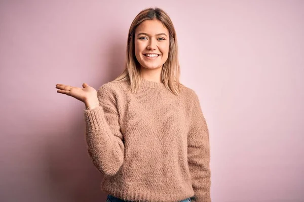 Ung Vacker Blond Kvinna Bär Vinter Ull Tröja Över Rosa — Stockfoto