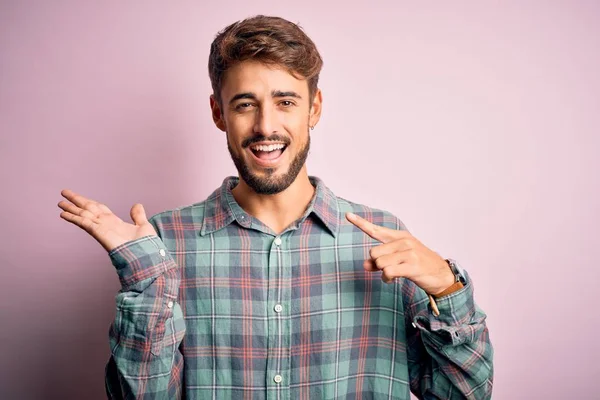 Young Handsome Man Beard Wearing Casual Shirt Standing Pink Background — 스톡 사진