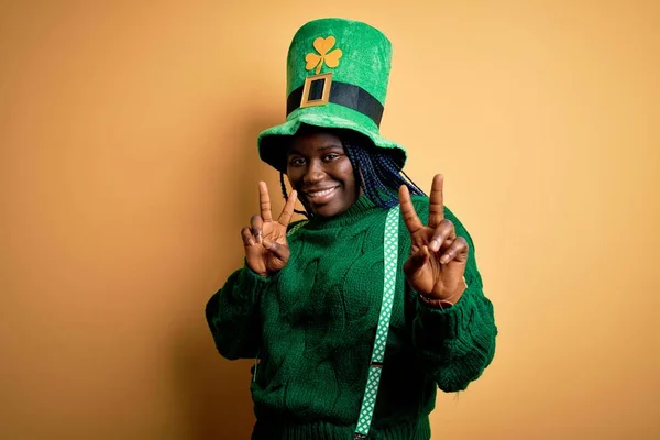 Femme Afro Américaine Taille Avec Des Tresses Portant Chapeau Vert — Photo