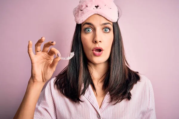 Mujer Morena Joven Con Ojos Azules Llevando Pijama Sosteniendo Dentista — Foto de Stock