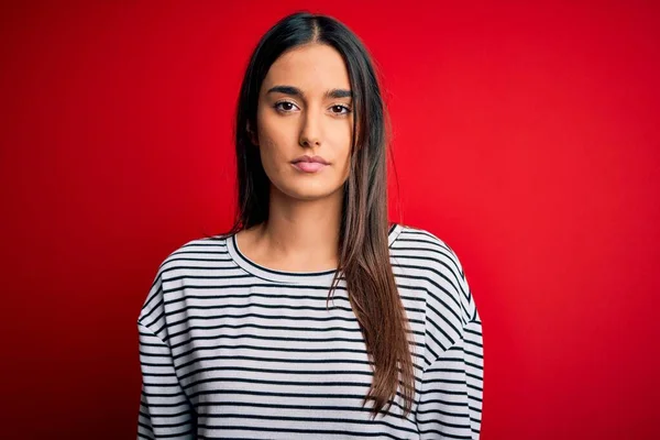 Ung Vacker Brunett Kvinna Bär Casual Randig Shirt Över Röd — Stockfoto