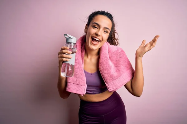 Young Beautiful Sportswoman Curly Hair Doing Sport Drinking Bottle Water — Stock Photo, Image