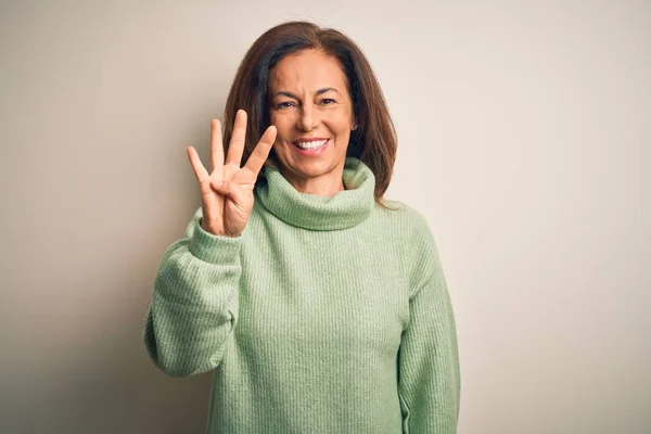 Middelbare Leeftijd Mooie Vrouw Dragen Casual Coltrui Geïsoleerde Witte Achtergrond — Stockfoto