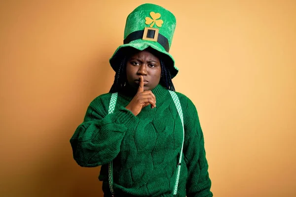 Além Mulher Americana Africana Tamanho Com Tranças Usando Chapéu Verde — Fotografia de Stock