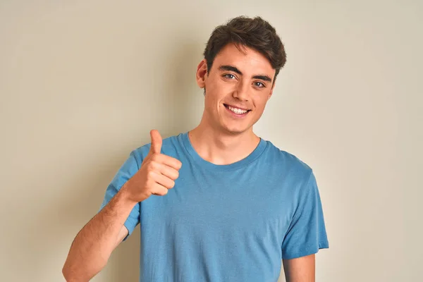 Menino Adolescente Vestindo Camiseta Casual Sobre Fundo Isolado Fazendo Polegares — Fotografia de Stock