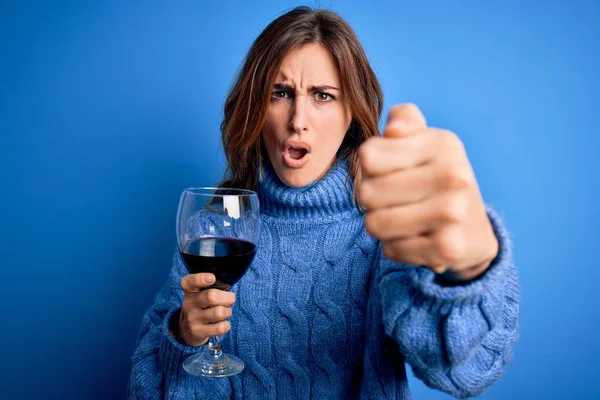 Jong Mooi Brunette Vrouw Drinken Glas Rode Wijn Geïsoleerde Blauwe — Stockfoto