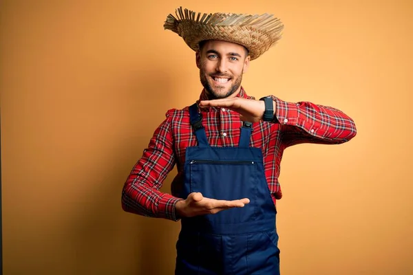 Homem Agricultor Rural Jovem Vestindo Bib Chapéu Geral Rural Sobre — Fotografia de Stock