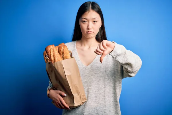 Joven Mujer Asiática Sosteniendo Bolsa Papel Supermercado Pan Sobre Fondo — Foto de Stock