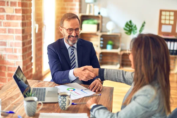 Dos Trabajadores Mediana Edad Sonriendo Felices Confiados Trabajando Juntos Con —  Fotos de Stock