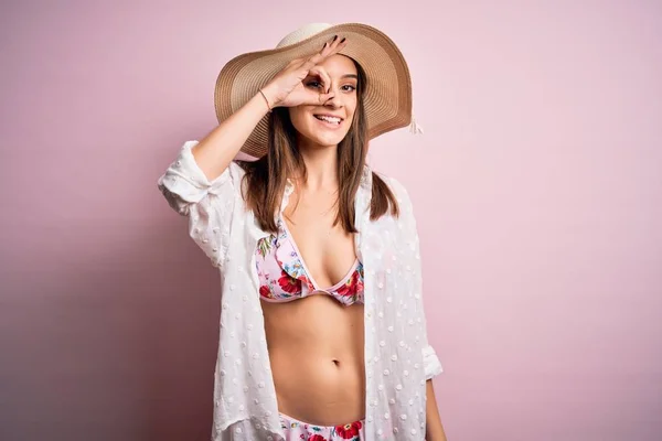 Joven Hermosa Mujer Vacaciones Con Bikini Sombrero Verano Sobre Fondo — Foto de Stock