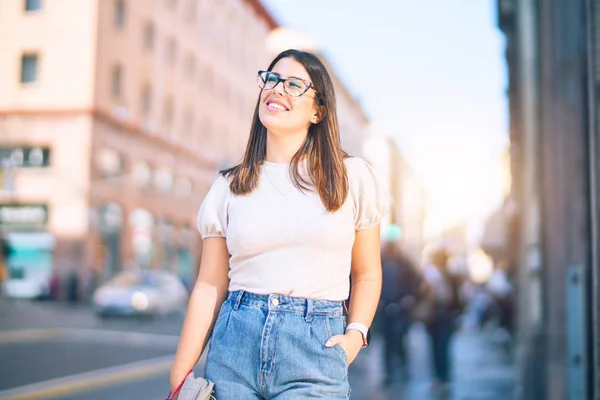 Joven Hermosa Mujer Sonriendo Feliz Confiado Pie Con Sonrisa Cara — Foto de Stock