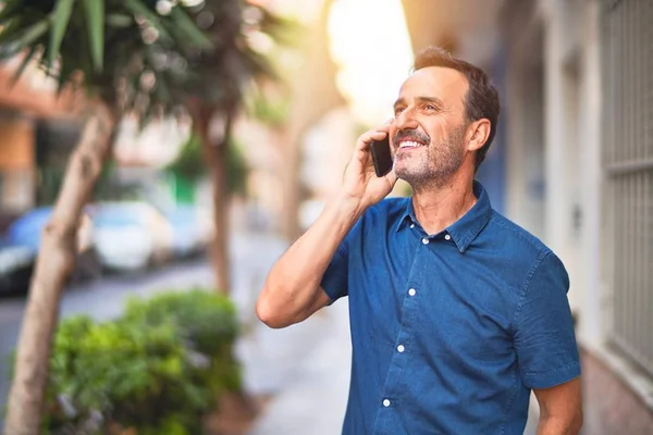 Homem Negócios Bonito Meia Idade Rua Falando Smartphone Sorrindo — Fotografia de Stock