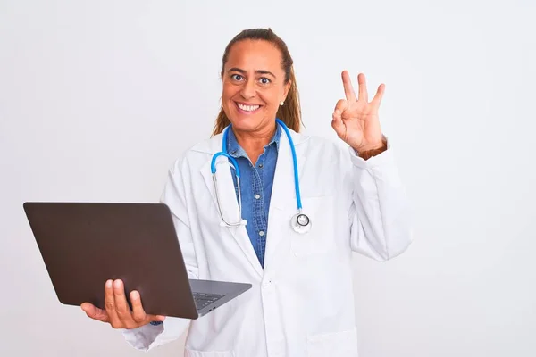 Μεσήλικη Ώριμη Γιατρός Γυναίκα Κρατώντας Φορητό Υπολογιστή Πάνω Από Απομονωμένο — Φωτογραφία Αρχείου