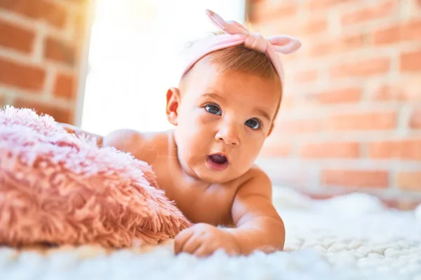 Entzückendes Baby Das Hause Auf Einer Decke Auf Dem Boden — Stockfoto