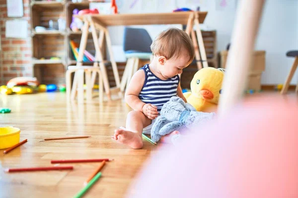 Adorable Niño Jugando Alrededor Montón Juguetes Jardín Infantes —  Fotos de Stock