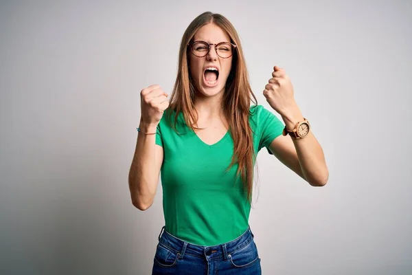 Jonge Mooie Roodharige Vrouw Draagt Casual Groene Shirt Bril Witte — Stockfoto