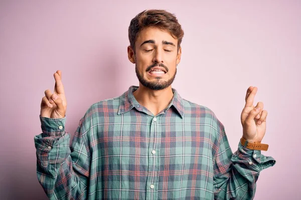 Joven Hombre Guapo Con Barba Vistiendo Una Camisa Casual Pie — Foto de Stock