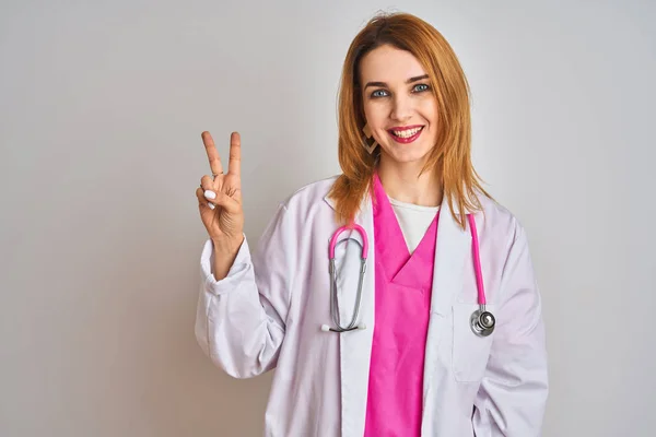 Ruiva Mulher Médica Caucasiana Vestindo Estetoscópio Rosa Sobre Fundo Isolado — Fotografia de Stock