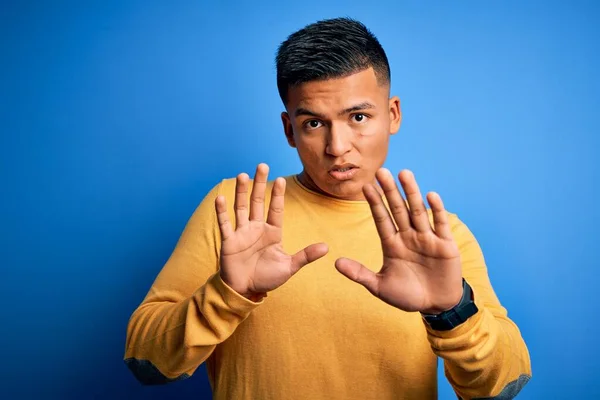 Homem Latino Bonito Jovem Vestindo Suéter Casual Amarelo Sobre Fundo — Fotografia de Stock