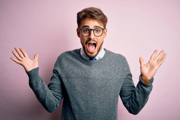 Jonge Knappe Man Met Baard Draagt Bril Trui Staan Roze — Stockfoto