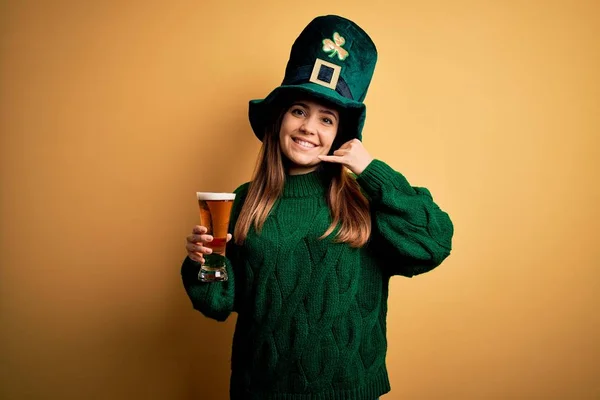 Jeune Belle Femme Vêtue Chapeau Vert Buvant Verre Bière Jour — Photo