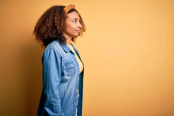 Młoda Afroamerykanka Afrykańskimi Włosami Nosząca Luźny Sweter Żółtym Tle Przestaje — Zdjęcie stockowe