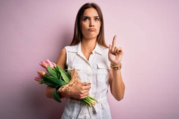 Jong Mooi Brunette Vrouw Houden Boeket Van Tulpen Bloemen Roze — Stockfoto