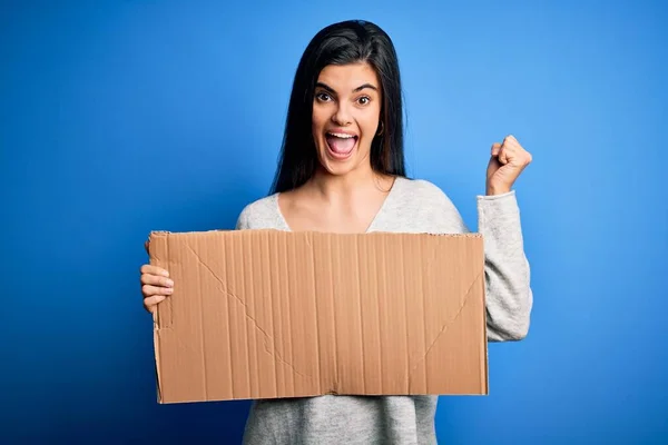 Junge Schöne Brünette Aktivistin Mit Leerem Transparent Aus Pappe Protestiert — Stockfoto