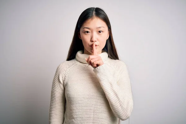 年轻美丽的亚洲女人穿着休闲装站在孤立的背景下 要求保持安静 手指放在嘴唇上 沉默和秘密概念 — 图库照片