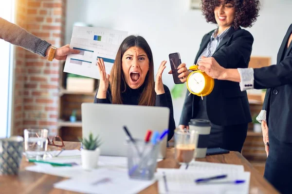 Gruppo Imprenditori Che Lavorano Insieme Partner Sottolineando Uno Loro Ufficio — Foto Stock