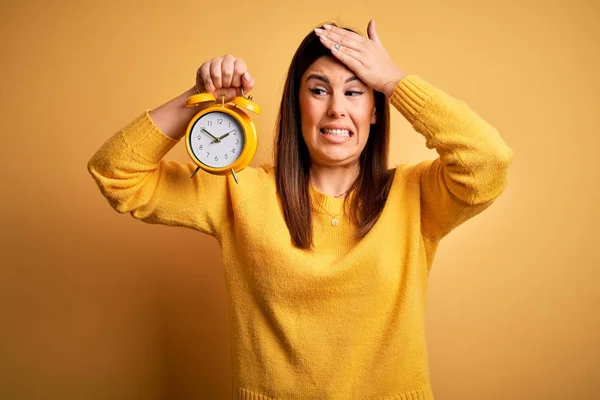 Junge Schöne Frau Mit Wecker Vor Isoliertem Gelben Hintergrund Gestresst — Stockfoto