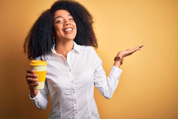 Afro Saçlı Kahve Içen Mutlu Heyecanlı Genç Afrikalı Amerikalı Kadını — Stok fotoğraf