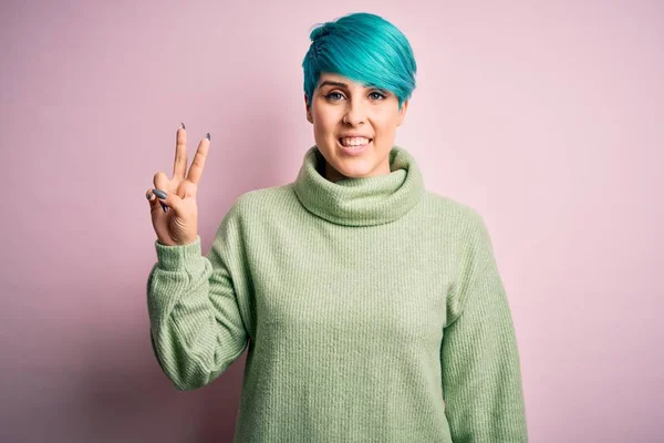 Jovem Mulher Bonita Com Cabelo Moda Azul Vestindo Camisola Gola — Fotografia de Stock