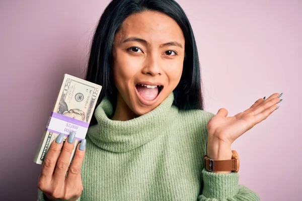 Jovem Mulher Chinesa Bonita Segurando Dólares Sobre Fundo Rosa Isolado — Fotografia de Stock