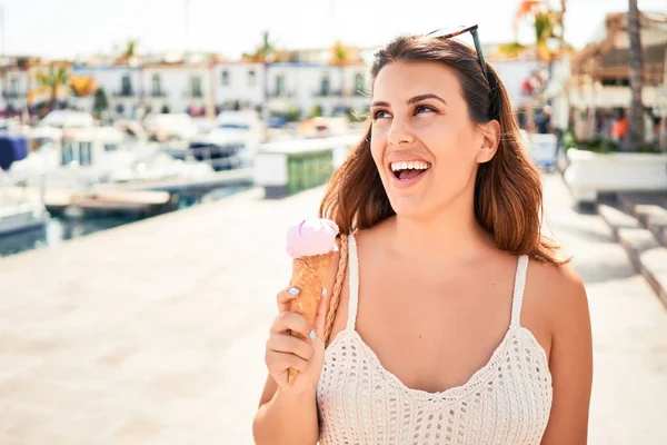 在夏日阳光明媚的日子里 一个年轻漂亮的女人正在吃冰激凌 — 图库照片