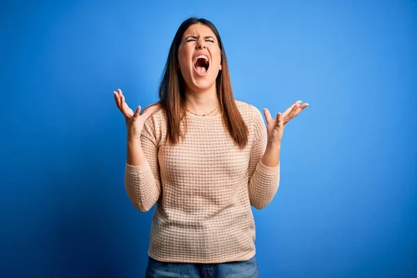 Young Beautiful Woman Wearing Casual Sweater Blue Background Crazy Mad — Stock Photo, Image