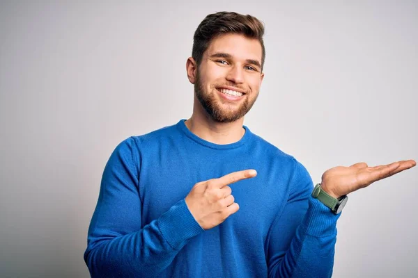 Jovem Homem Loiro Bonito Com Barba Olhos Azuis Vestindo Camisola — Fotografia de Stock