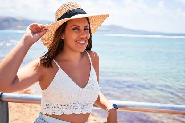 Vacker Ung Kvinna Promenader Strandpromenaden Njuter Havsutsikt Ler Glad Sommarsemester — Stockfoto