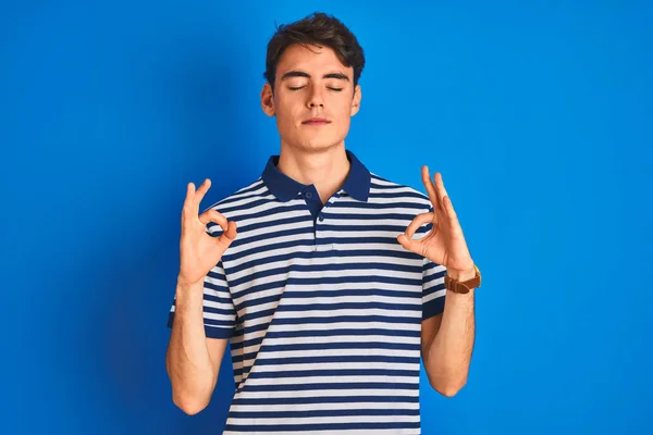 Tiener Jongen Draagt Casual Shirt Staan Blauw Geïsoleerde Achtergrond Ontspannen — Stockfoto