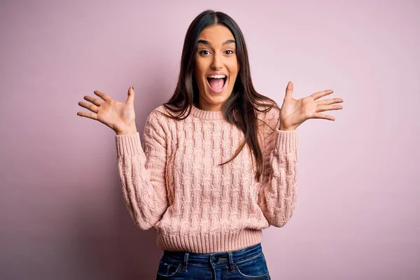 Jovem Bela Mulher Morena Vestindo Camisola Casual Sobre Fundo Rosa — Fotografia de Stock