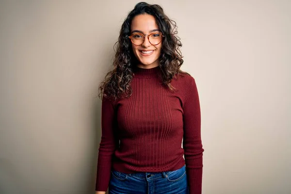 Hermosa Mujer Con Pelo Rizado Usando Suéter Casual Gafas Sobre —  Fotos de Stock