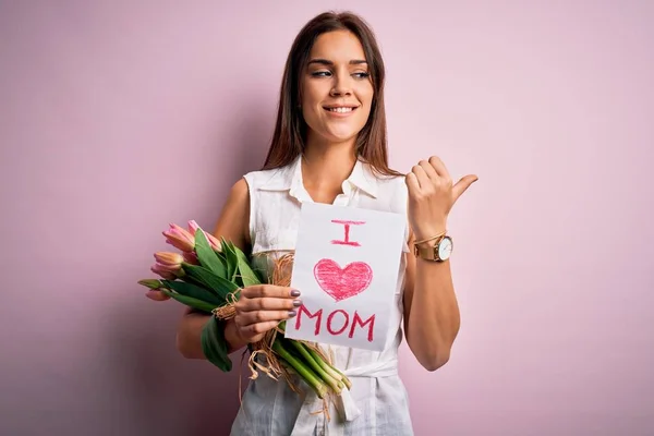 Mulher Bonita Celebrando Mães Dia Segurando Amor Mãe Mensagem Buquê — Fotografia de Stock
